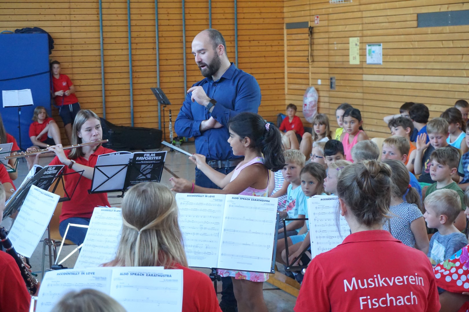 Jugendkapelle spielt vor Grundschule – Grund- und Mittelschule Fischach ...